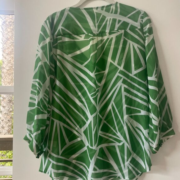 Banana‎ Republic Merry Green Graphic Top with V-Neck, Size Small - Picture 2 of 6